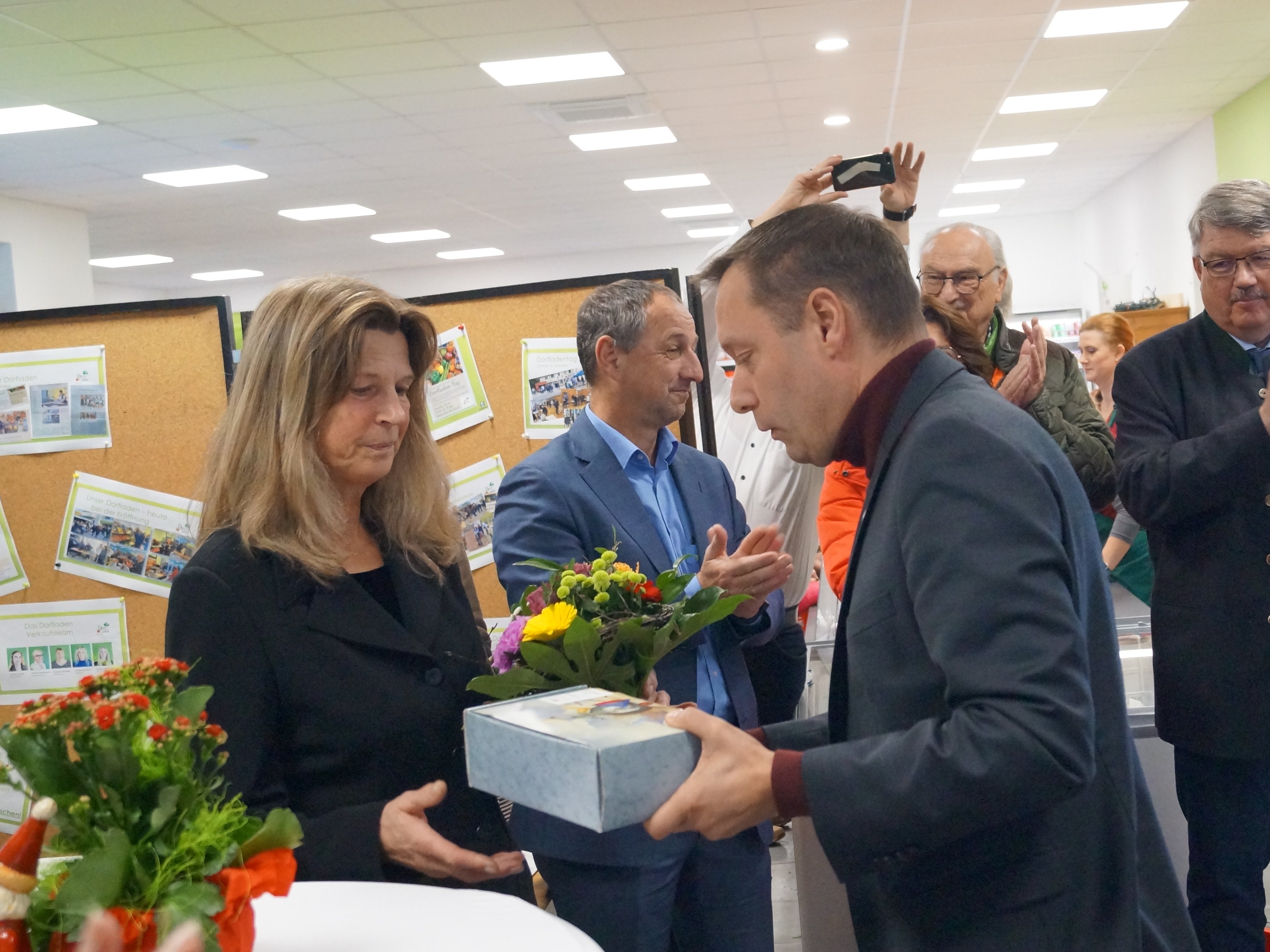 Landrat und Bezirkstagspräsident Armin Kroder bei der Geschenkübergabe