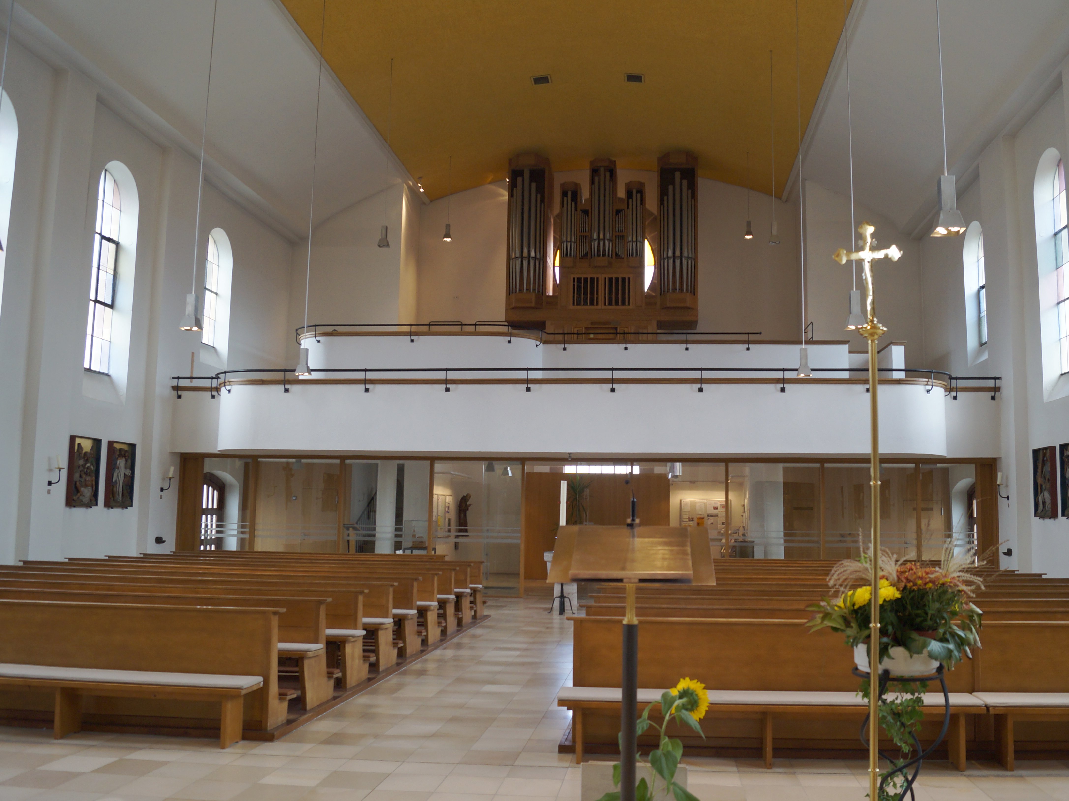 Blick auf die Orgel in der katholischen Kirche