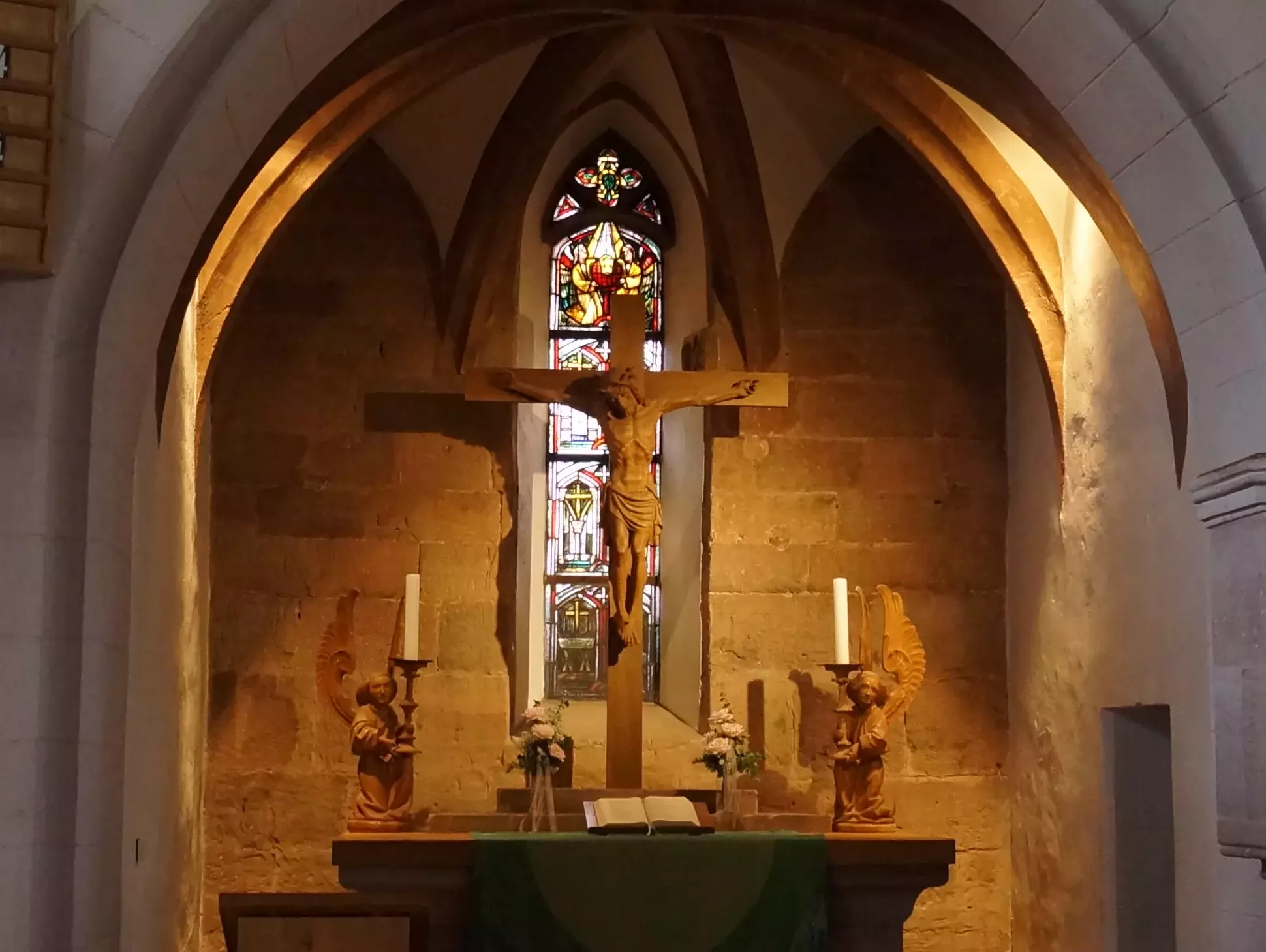 Der Altar der evangelischen Kirche St. Jakob mit Jesus am Kreuz