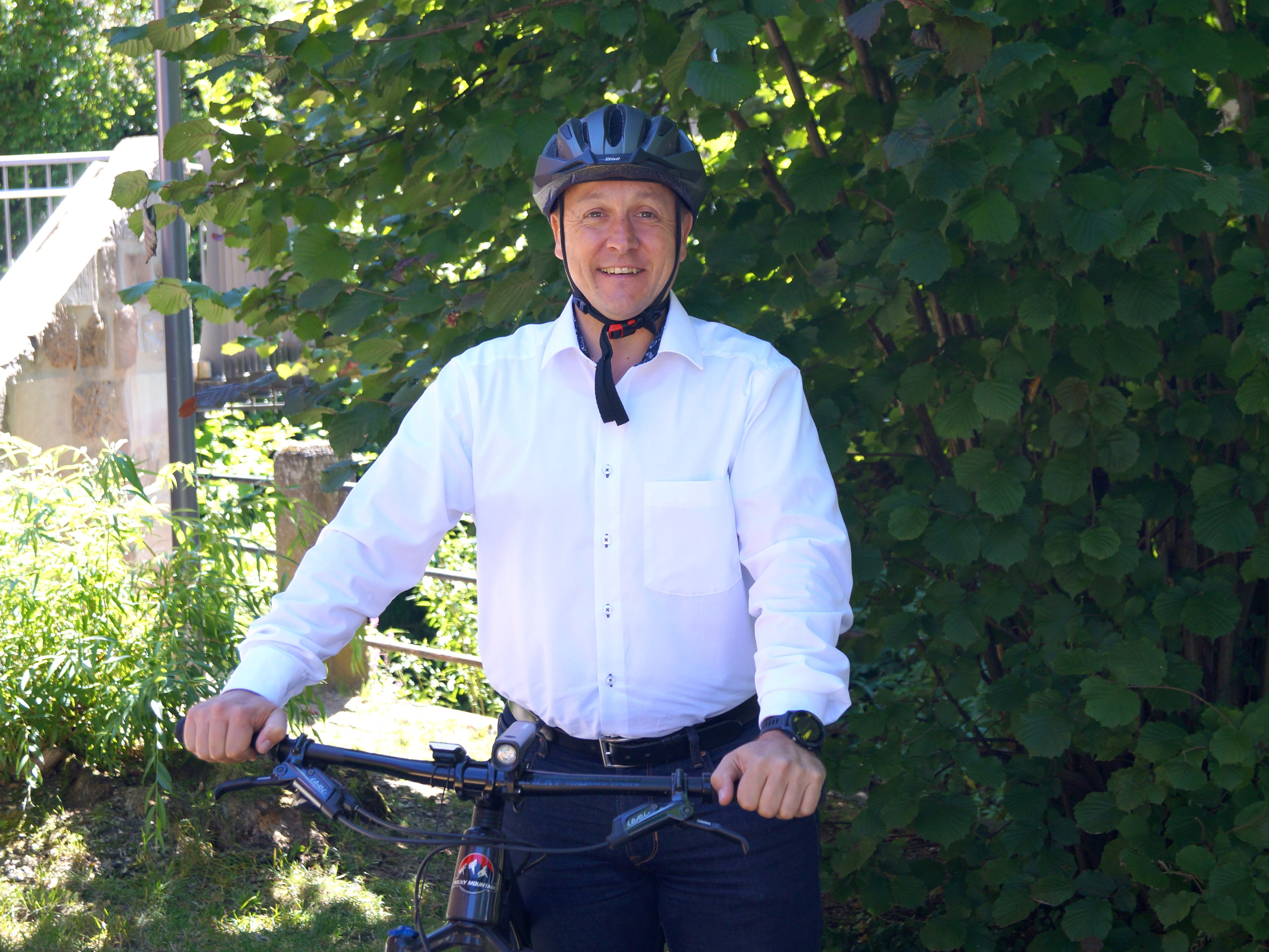 Bürgermeister Jörg Kotzur mit Fahrrad