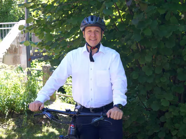 Bürgermeister Jörg Kotzur mir Fahrrad