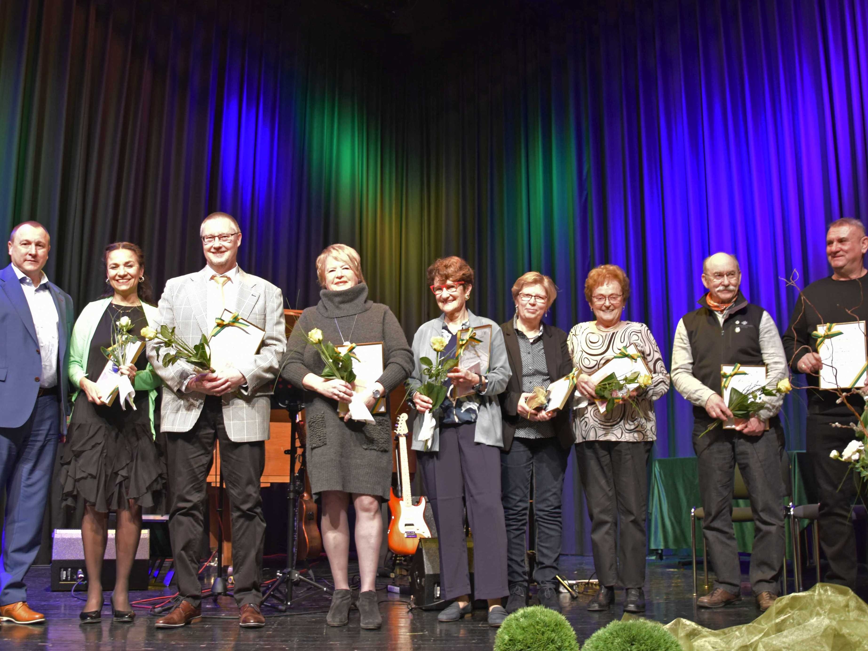 Gruppenfoto Ehrenamtsabend 2023 mit acht anwesenden Geehrten und Bürgermeister Jörg Kotzur
