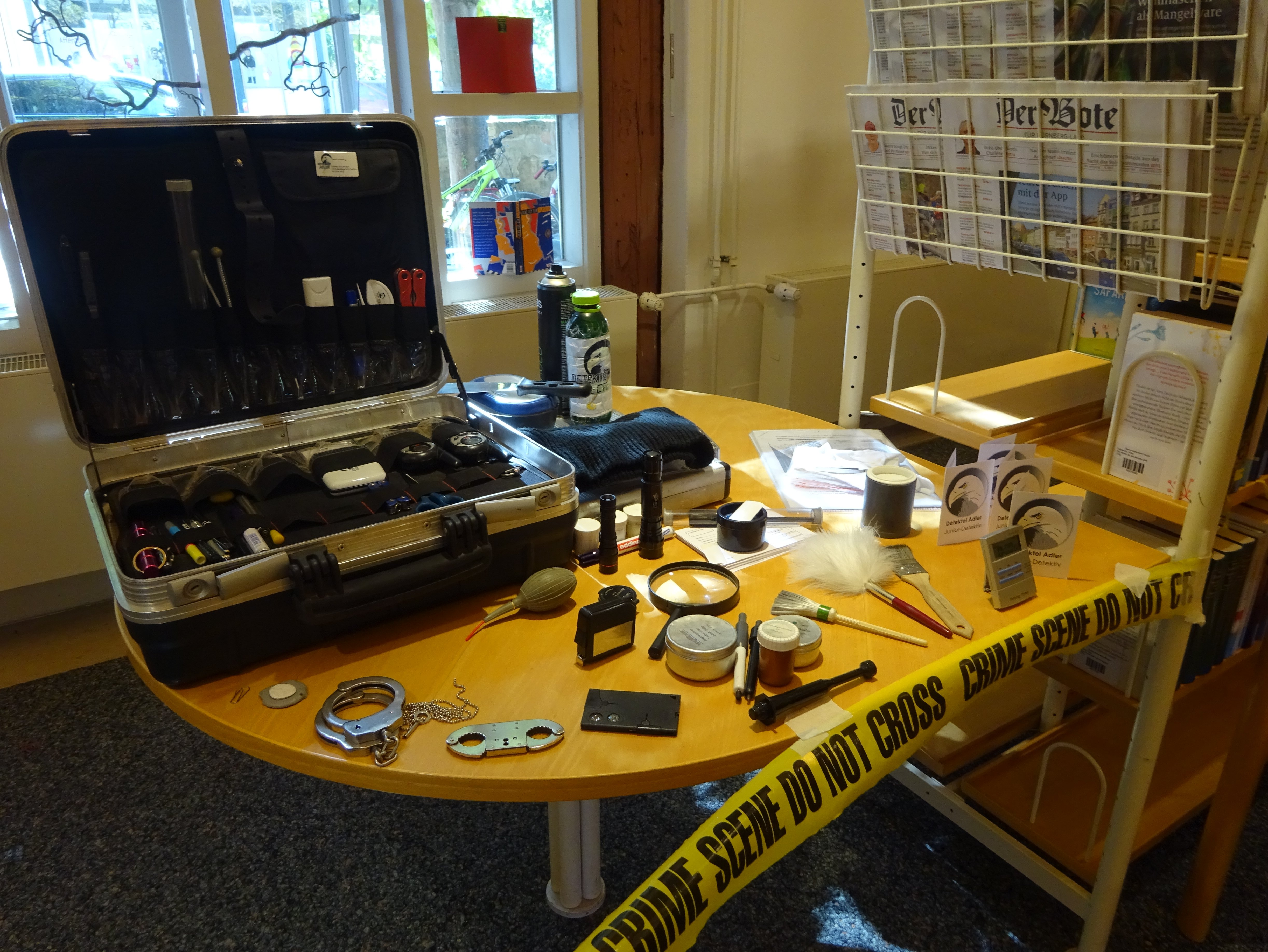 Werkzeugkoffer mit Geräten für einen Detektiv