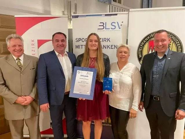 Das Bild zeigt Charline Schwarz mit Landrat Armin Kroder und Zweiten Bürgermeister Oliver Siegl