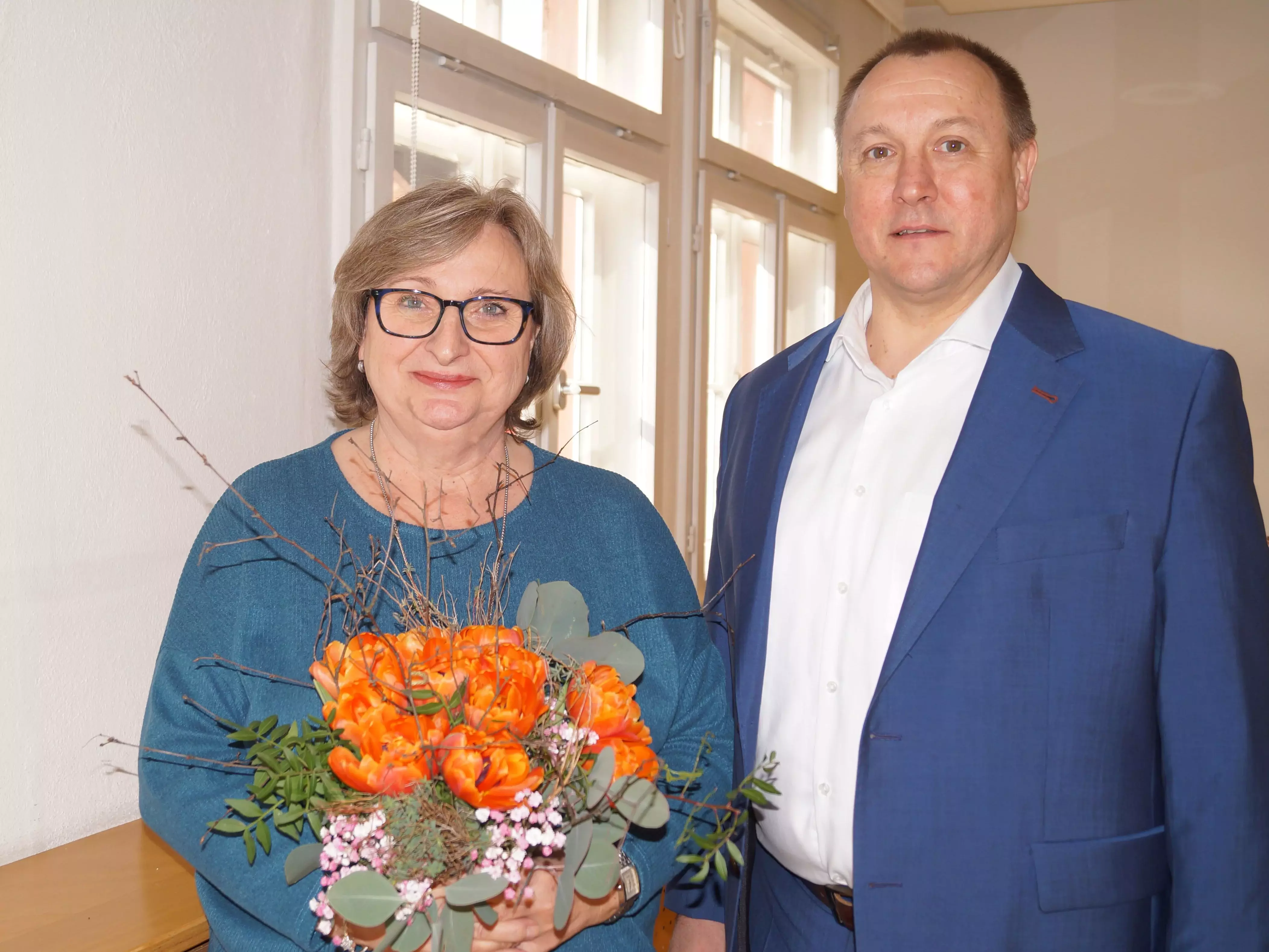 Amtsbotin Ingrid Welker von Bürgermeister Jörg Kotzur mit Blumen in den Ruhestand verabschiedet