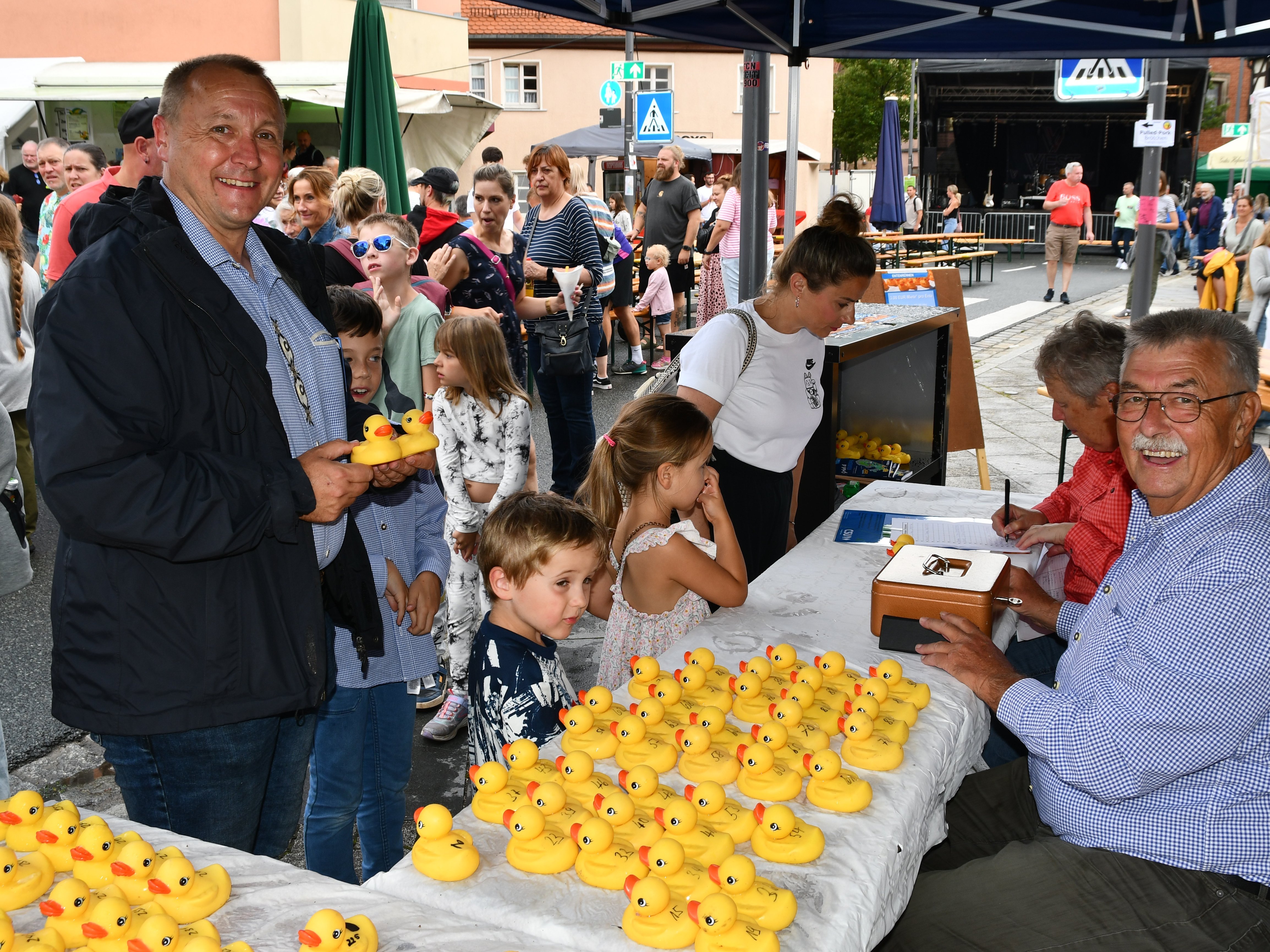 Bürgermeister Jörg Kotzur Entenrennen Bürgerfest 2024