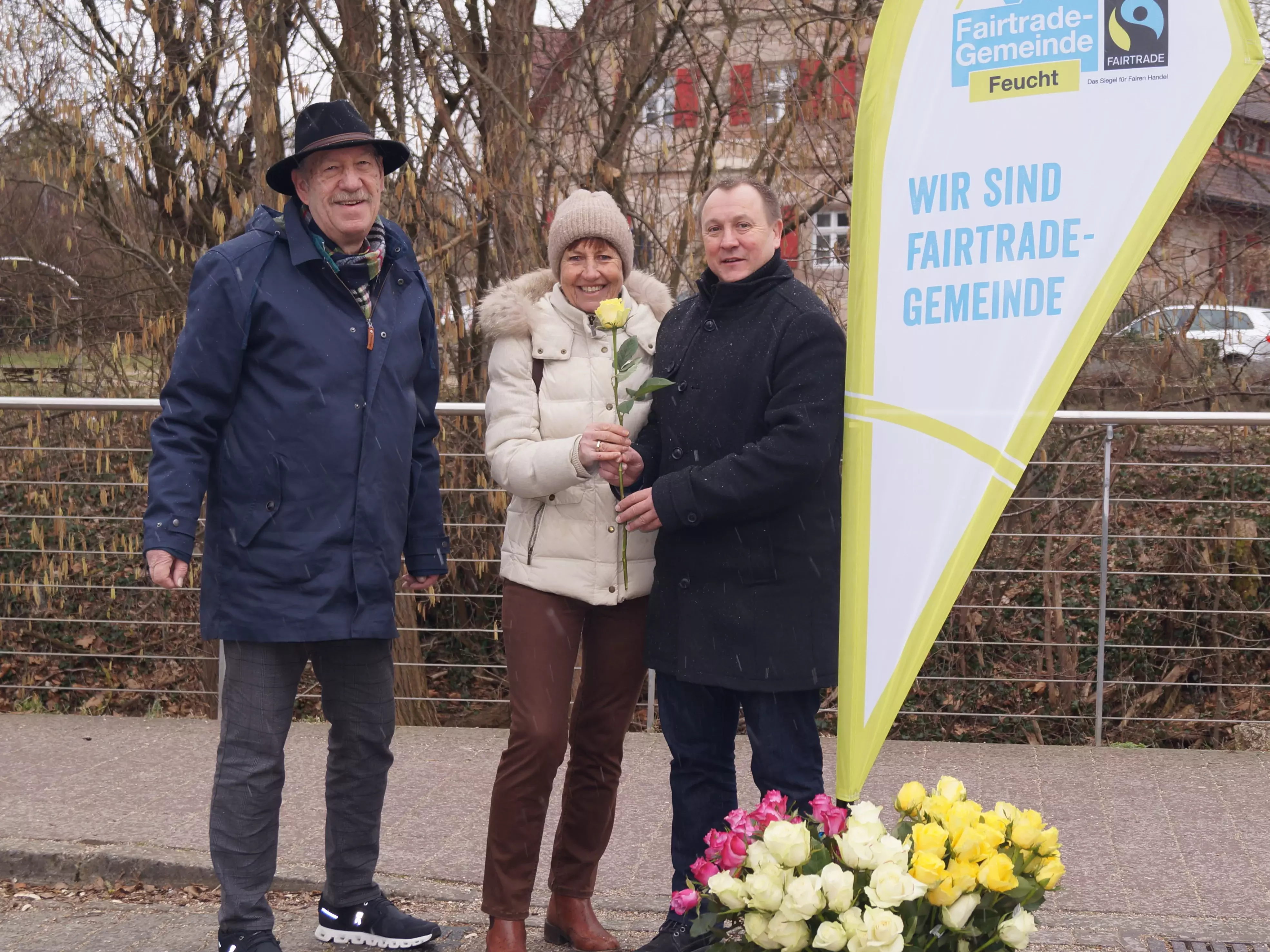 Fairtraderosen an Passantin verschenkt durch Ersten Bürgermeister Jörg Kotzur und Fairtrade Sprecher Helmut Schleif