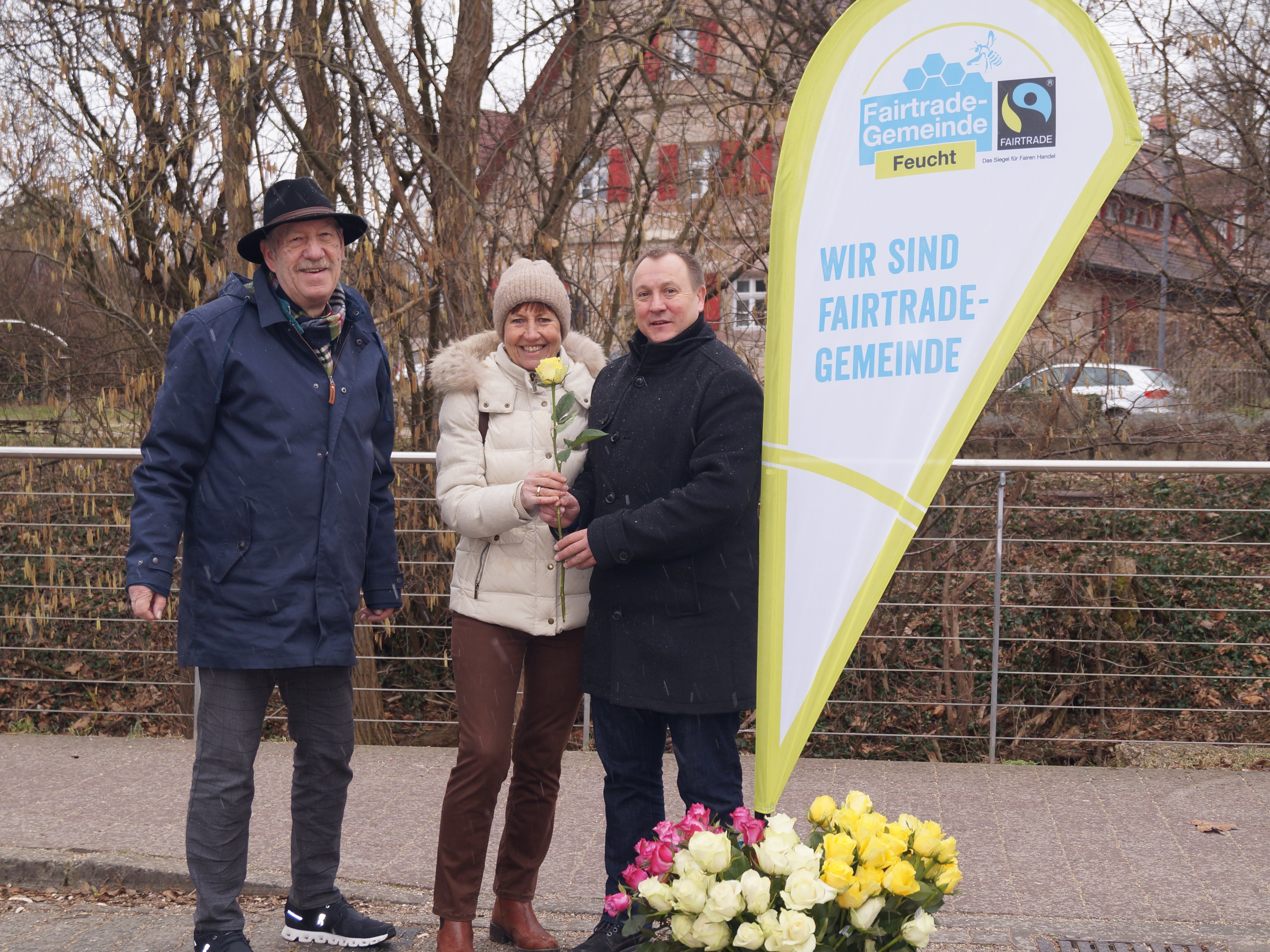Fairtraderosen an Passantin verschenkt durch Ersten Bürgermeister Jörg Kotzur und Fairtrade Sprecher Helmut Schleif