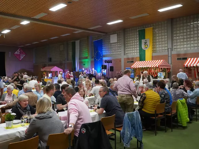 Menschen in der Karl-Schoderer-Halle beim Weinfest