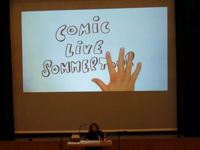 Leinwand mit einem Schriftzug Comic live Sommertour