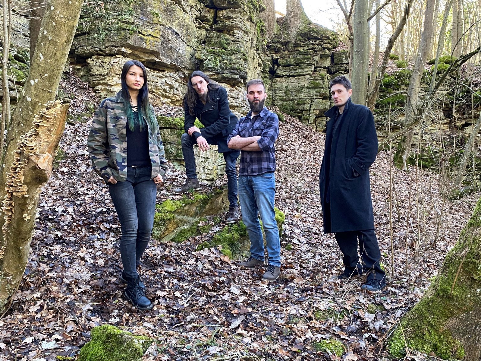 Bandfoto Scyon mit vier Bandmitgliedern im Wald stehend