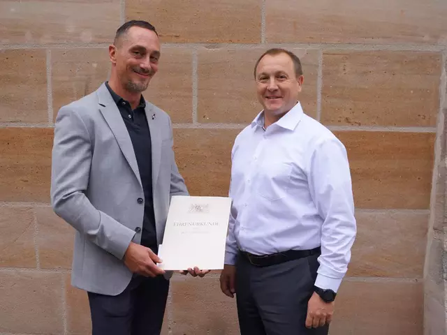 Links im Bild Florian Schmidt, der eine Urkunde durch den Ersten Bürgermeister Kotzur übbereicht bekommt