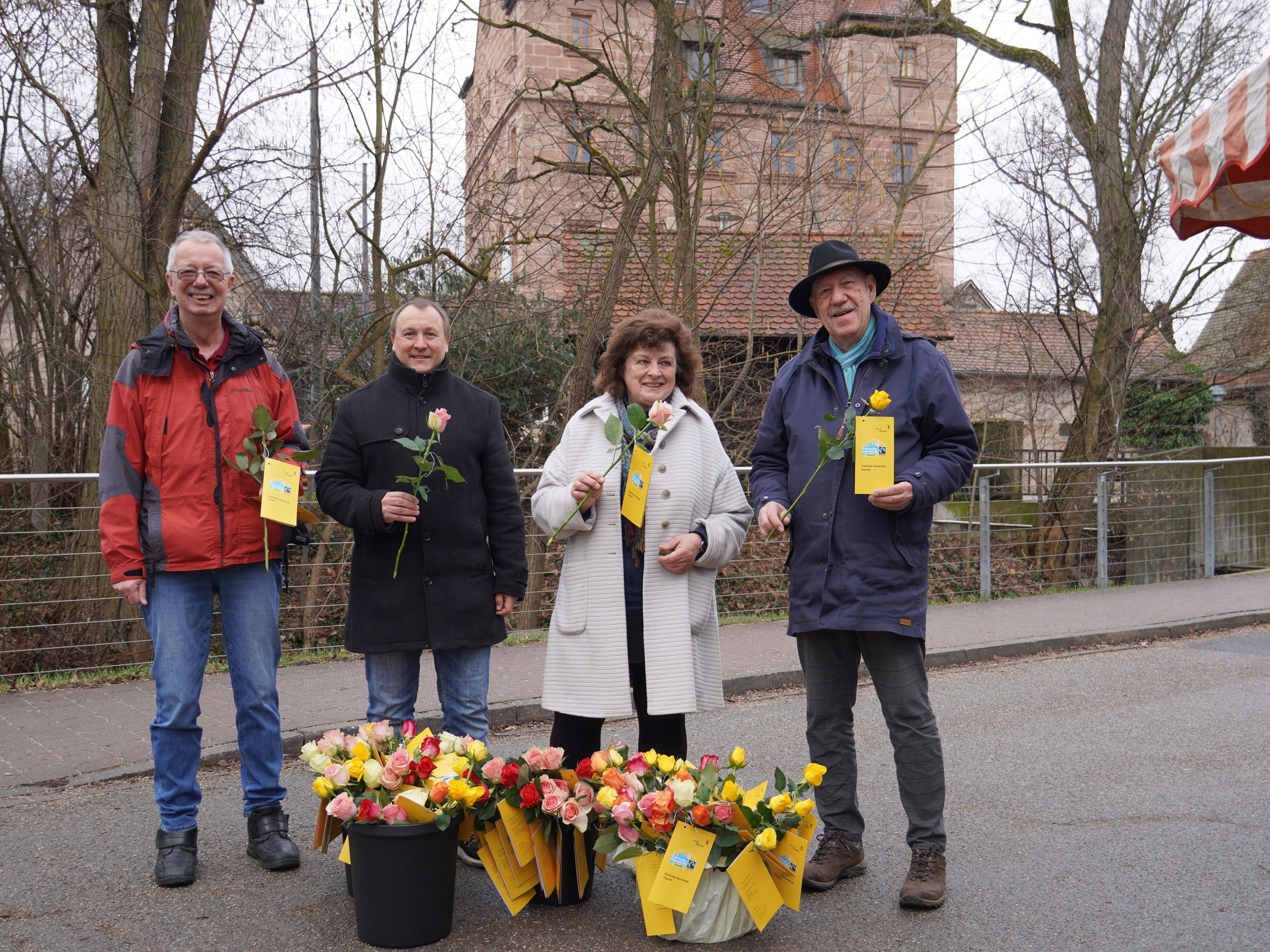 Fairtrade-Gruppe Feucht und Bürgermeister Jörg Kotzur verteilen am Valentinstag Fairtrade-Rosen